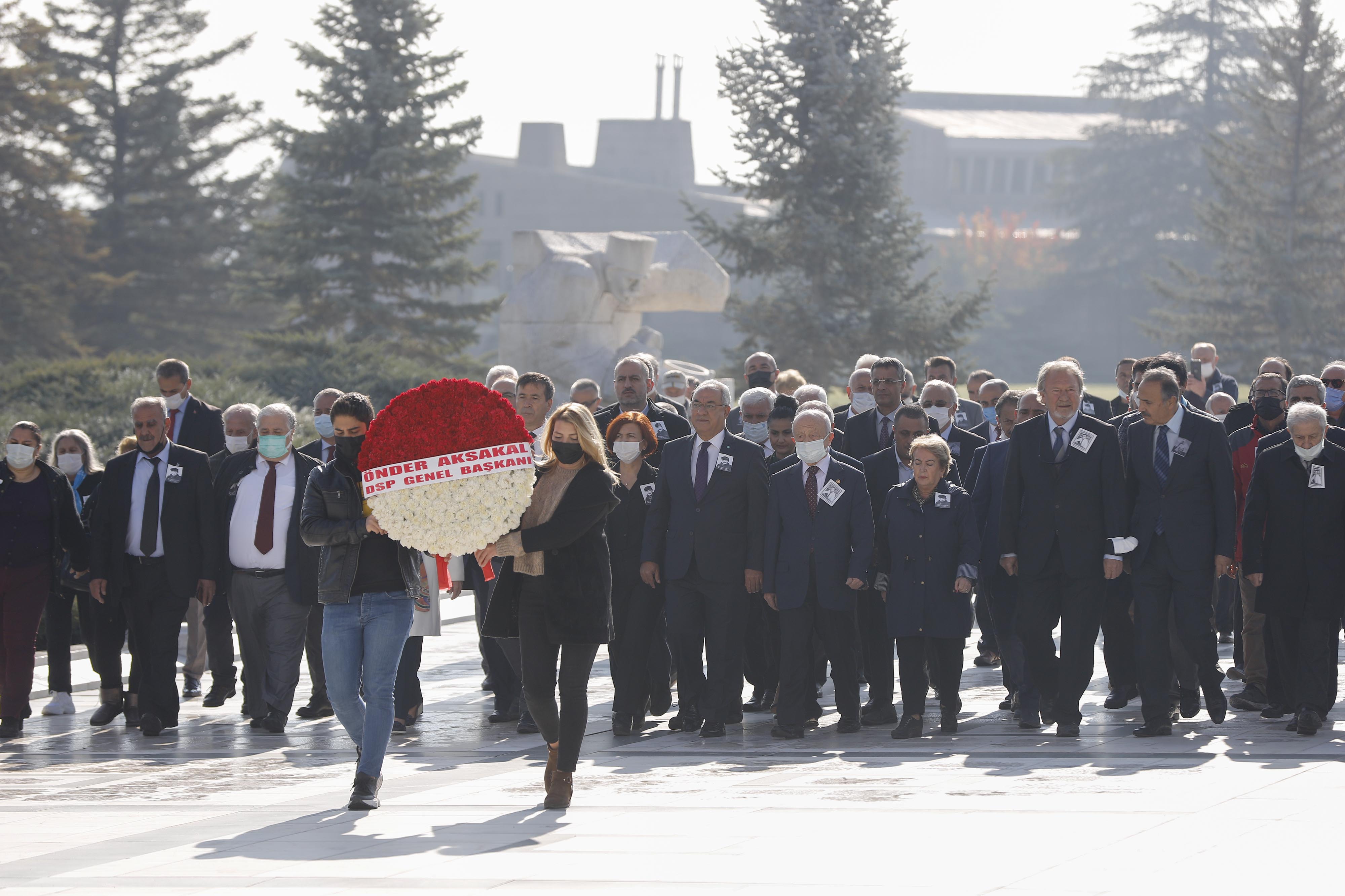 <p><strong>CHP'LİLERDEN ANMA</strong></p><p>DSP'li heyetin ardından Devlet Mezarlığı'na bu kez CHP Genel Başkan Yardımcısı Prof. Dr. Fethi Açıkel ve beraberindeki heyet geldi. CHP'li heyet, Ecevit'in kabrine çiçek bırakarak saygı duruşunda bulundu.&nbsp;</p>