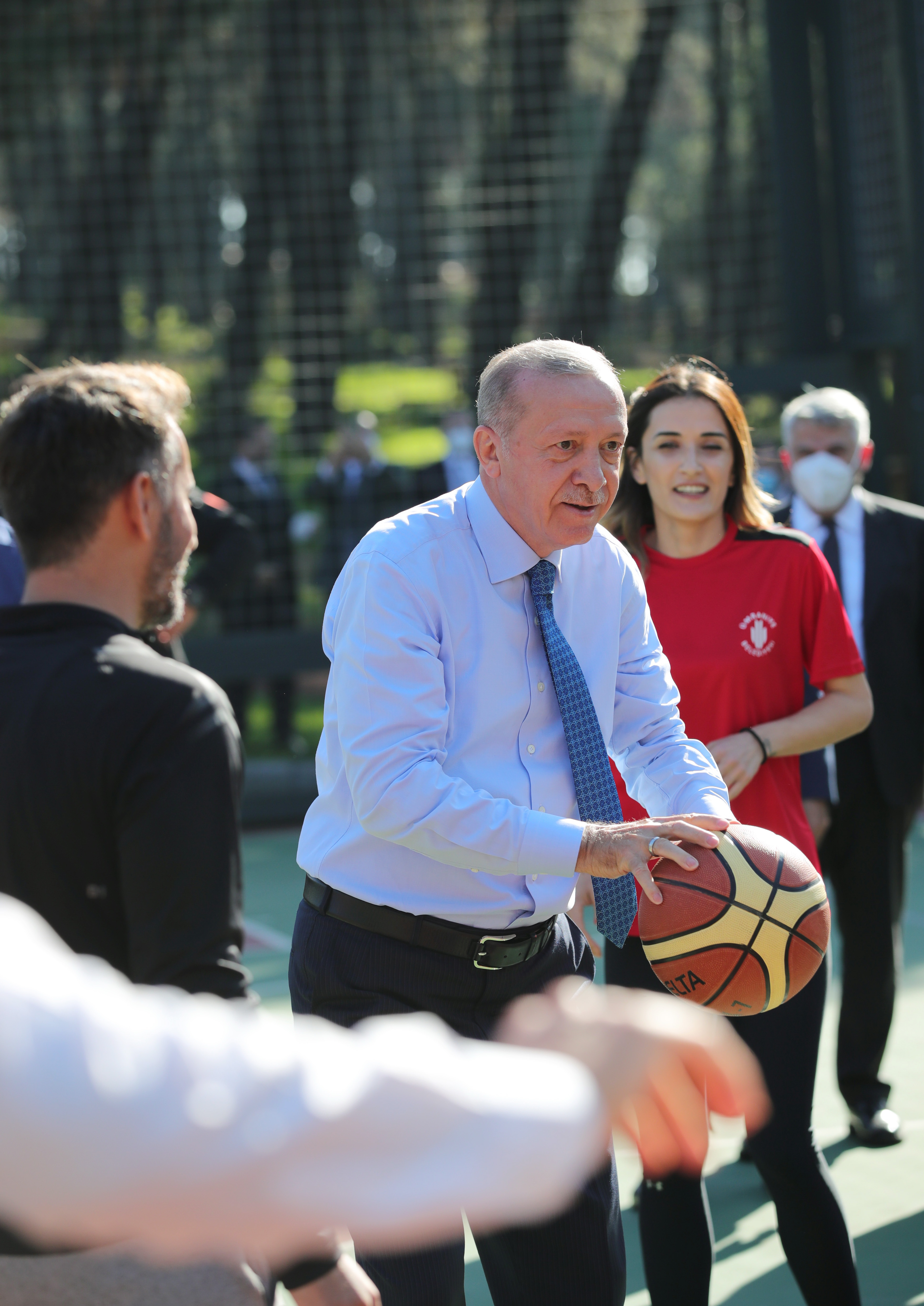 Erdoğan, gençlerle basketbol oynadı