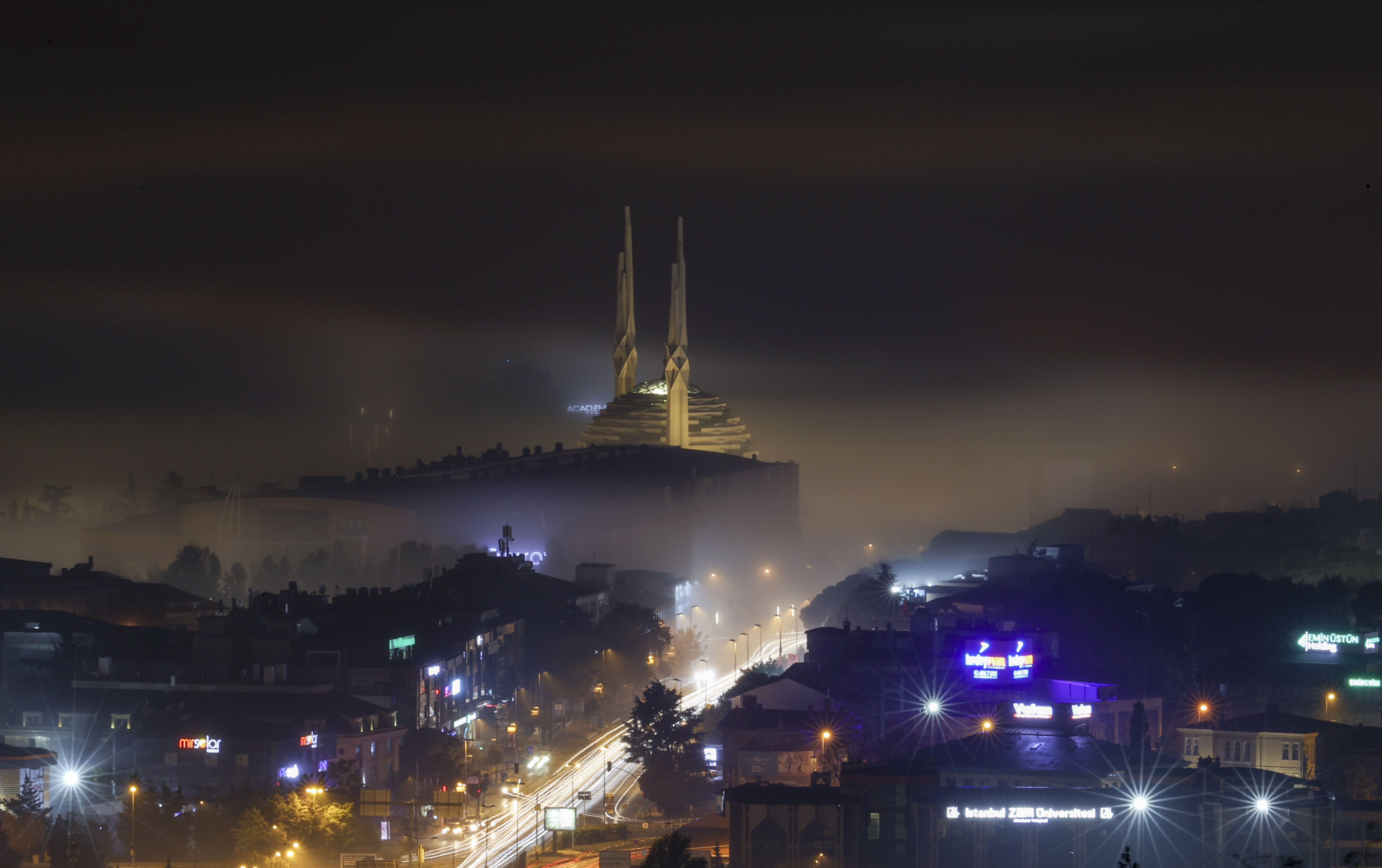 Son dakika... İstanbul'a sis çöktü: Göz gözü görmüyor; Meteoroloji uyardı