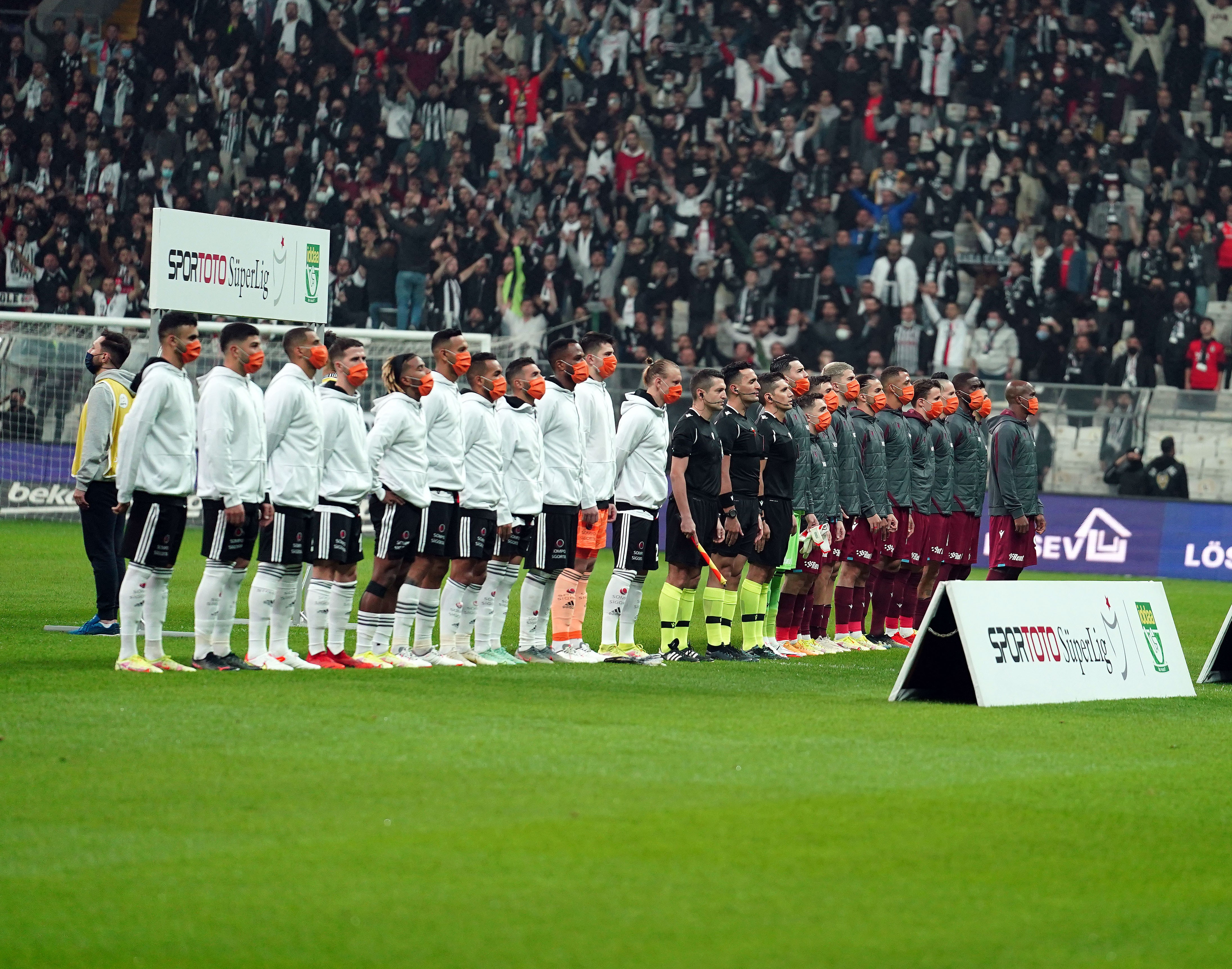 Beşiktaş - Trabzonspor maçının devre arasında tribünde gerginlik