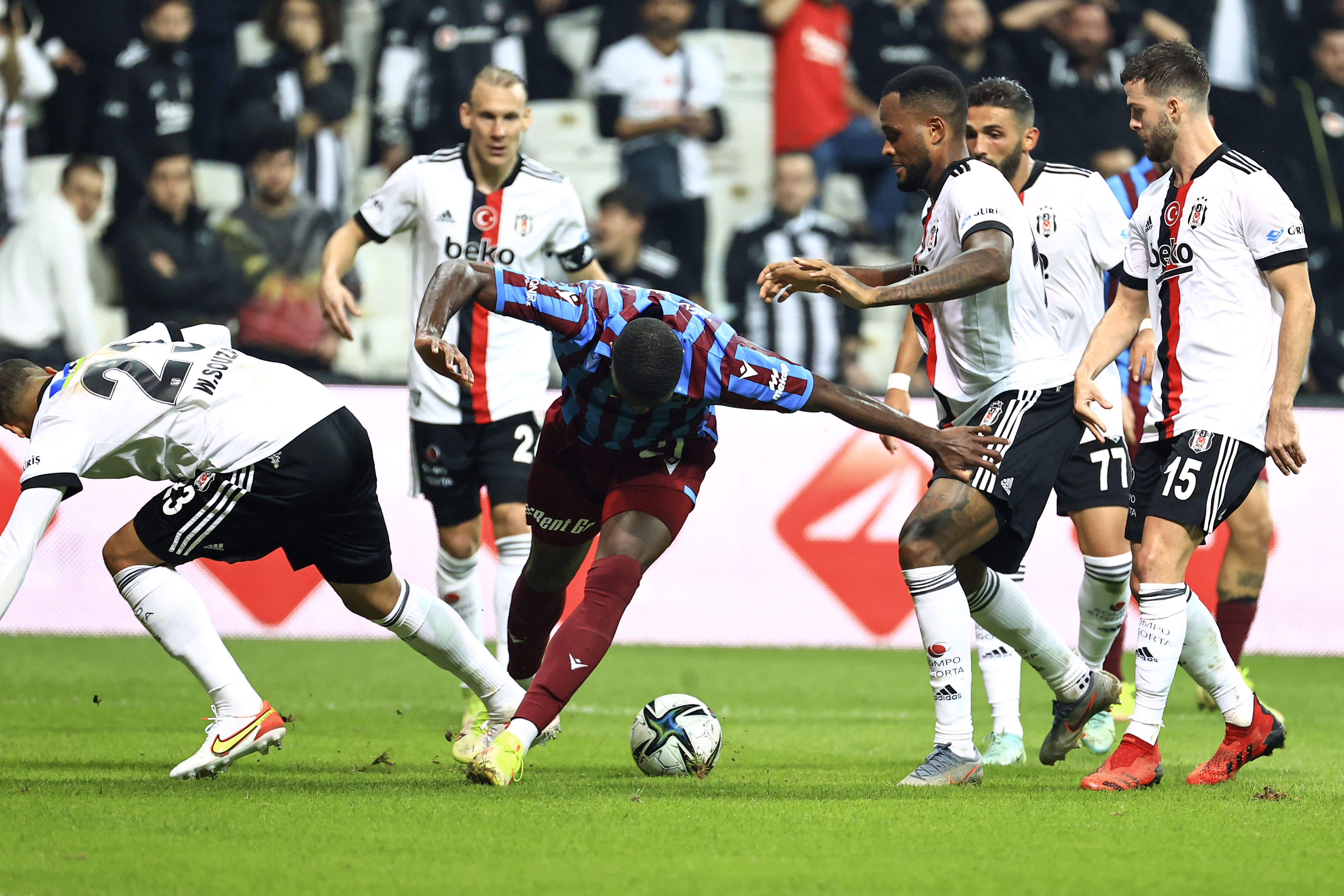 Rdıvan Dilmen'den Beşiktaşlı oyuncuya eleştiri