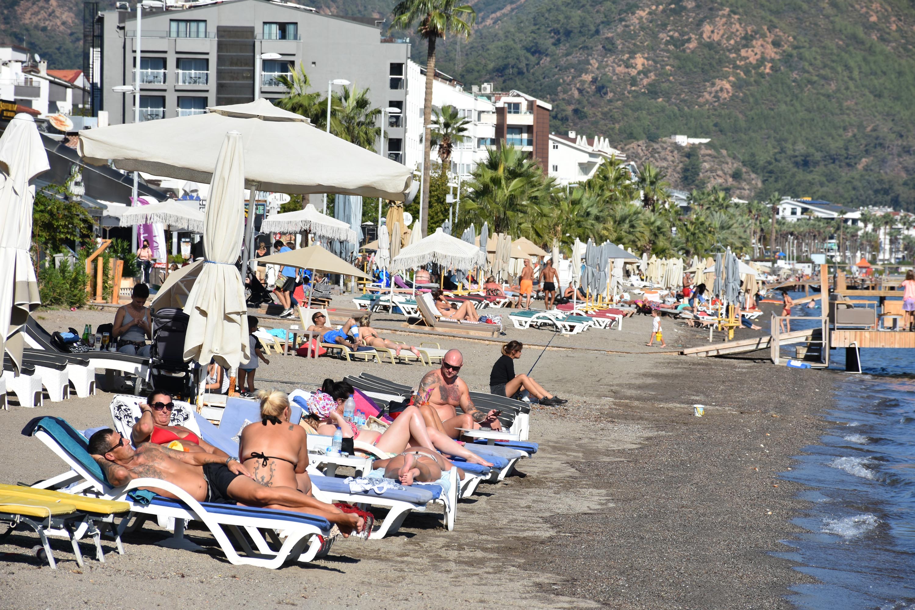 Marmaris'te 'pastırma yazı' keyfi; denize girip, plajda eğlendiler