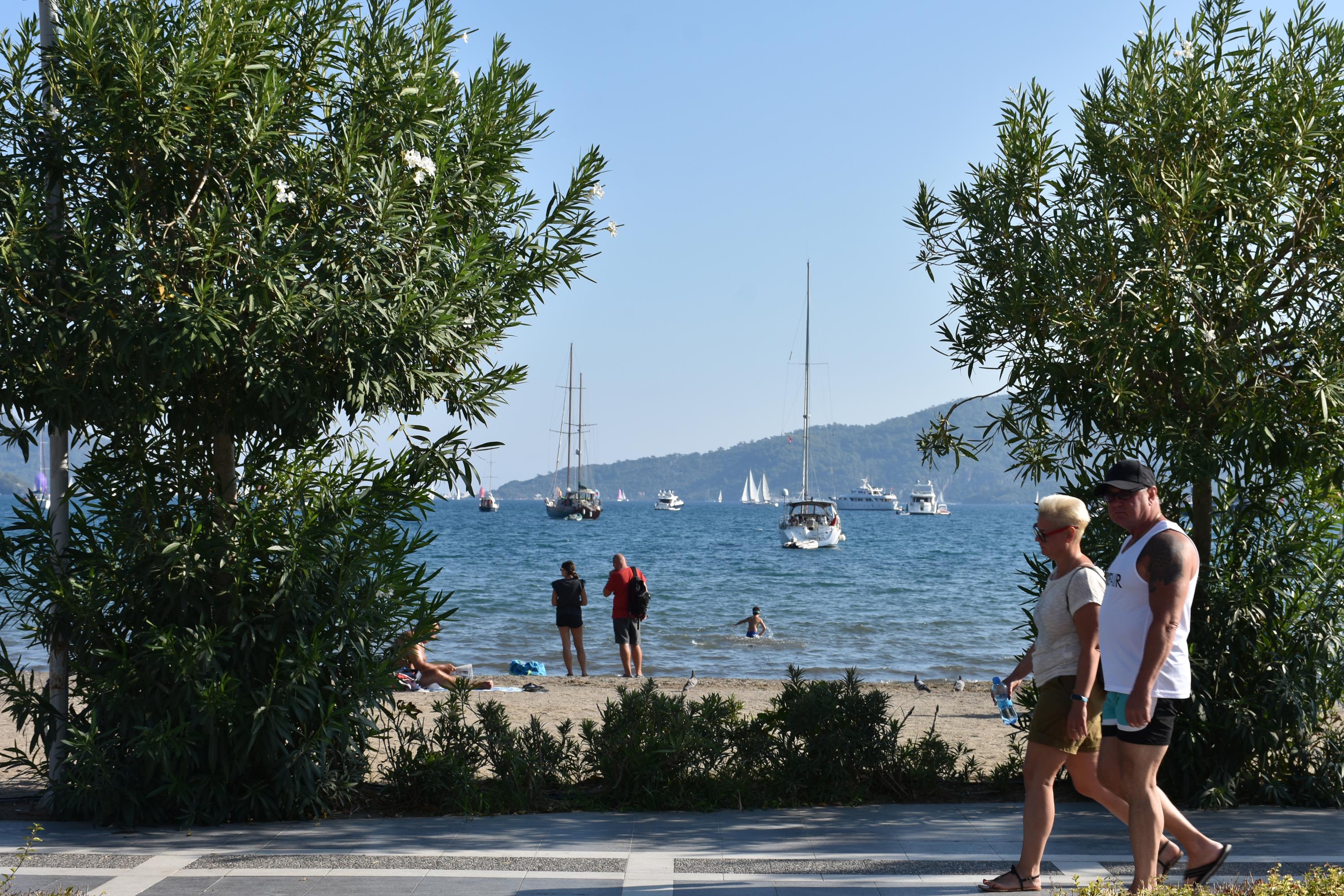 Marmaris'te 'pastırma yazı' keyfi; denize girip, plajda eğlendiler