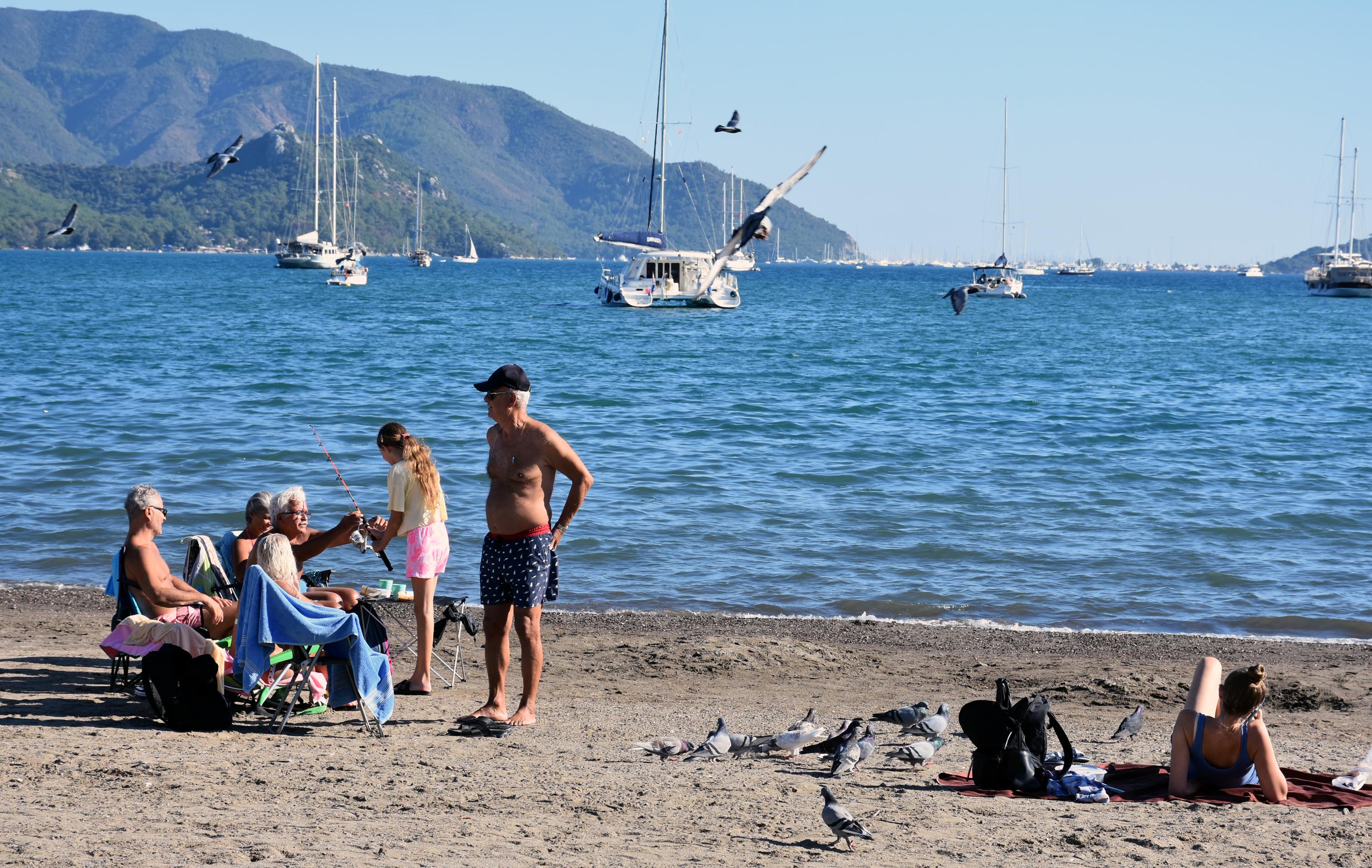 Marmaris'te 'pastırma yazı' keyfi; denize girip, plajda eğlendiler