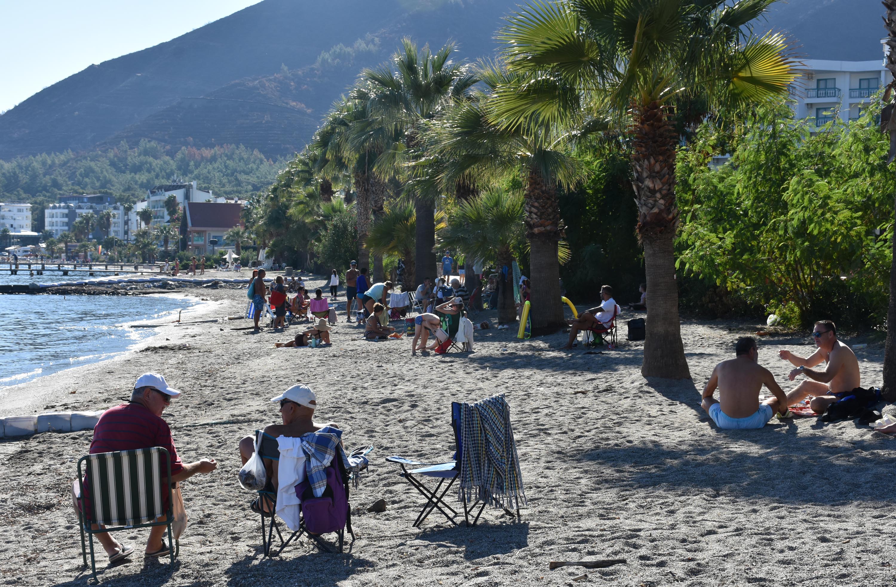 Marmaris'te 'pastırma yazı' keyfi; denize girip, plajda eğlendiler