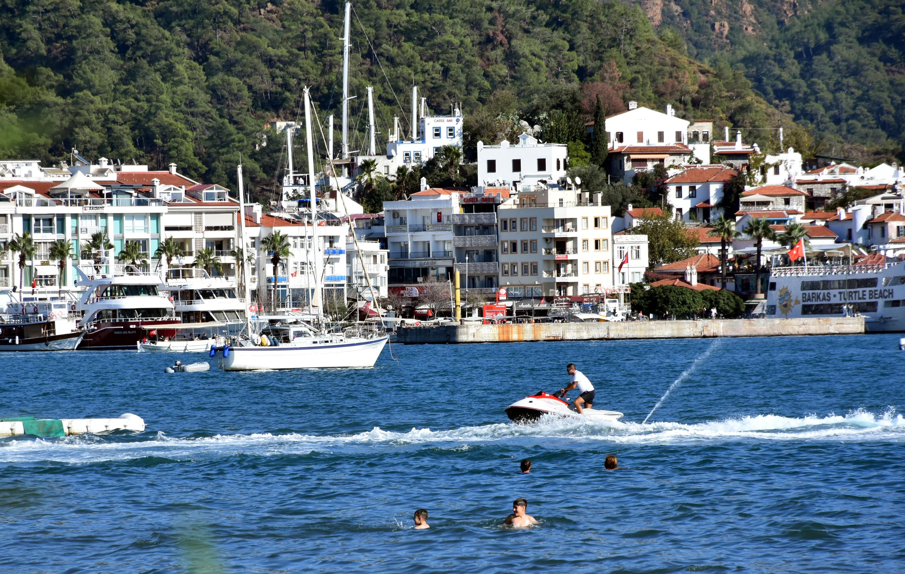 Marmaris'te 'pastırma yazı' keyfi; denize girip, plajda eğlendiler