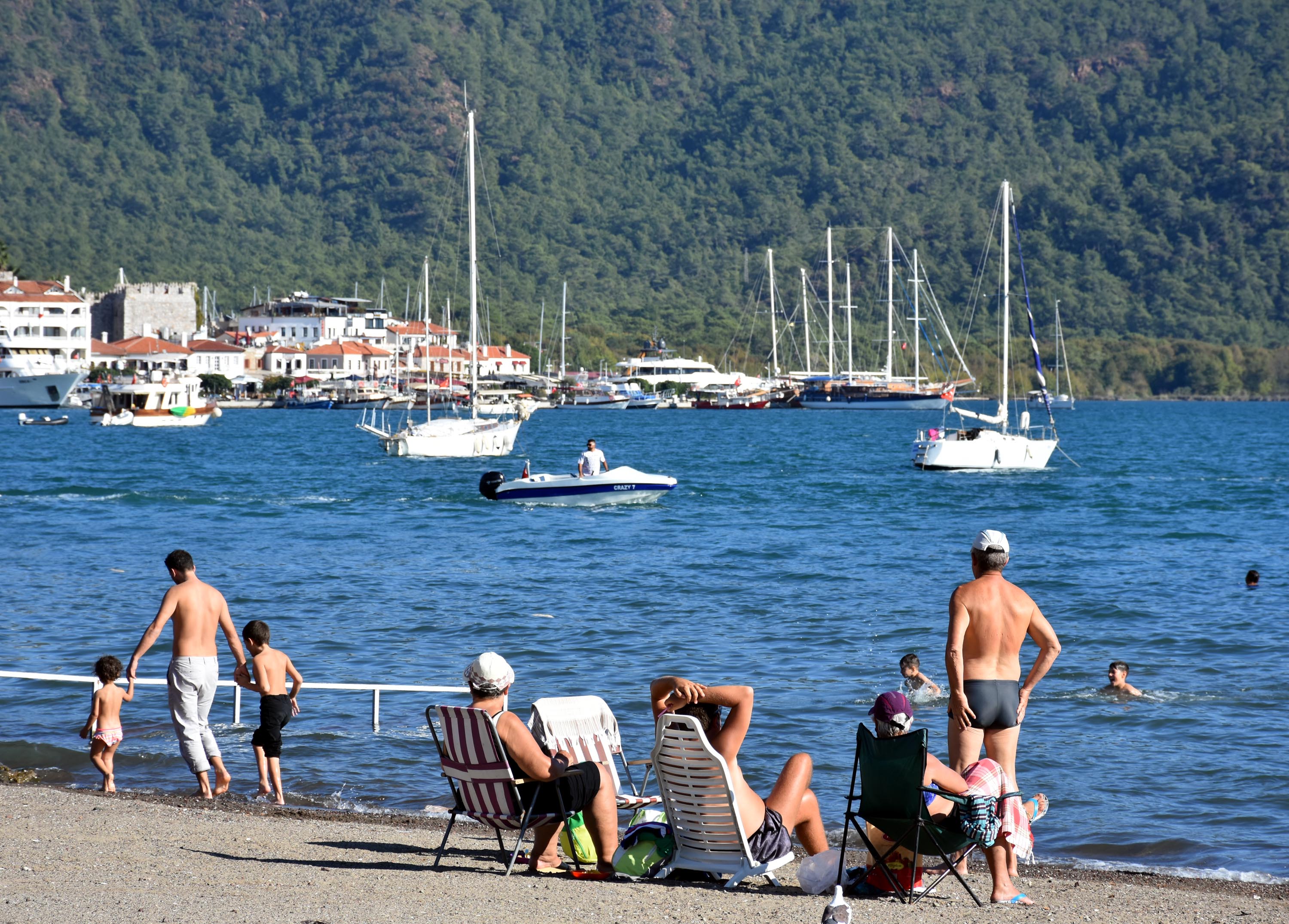 Marmaris'te 'pastırma yazı' keyfi; denize girip, plajda eğlendiler