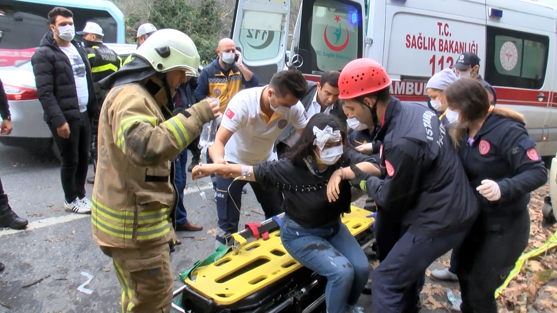 Son dakika... Sarıyer'de yolcu minibüsü kaza yaptı: 1 ölü, 7 yaralı