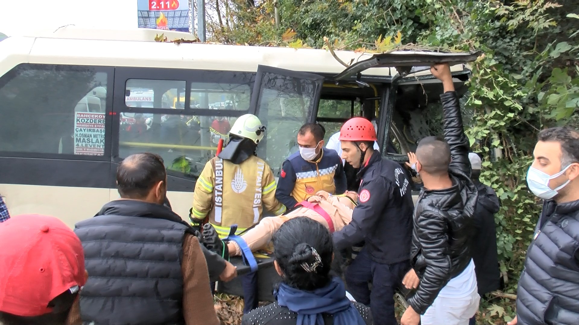 Son dakika... Sarıyer'de yolcu minibüsü kaza yaptı: 1 ölü, 7 yaralı