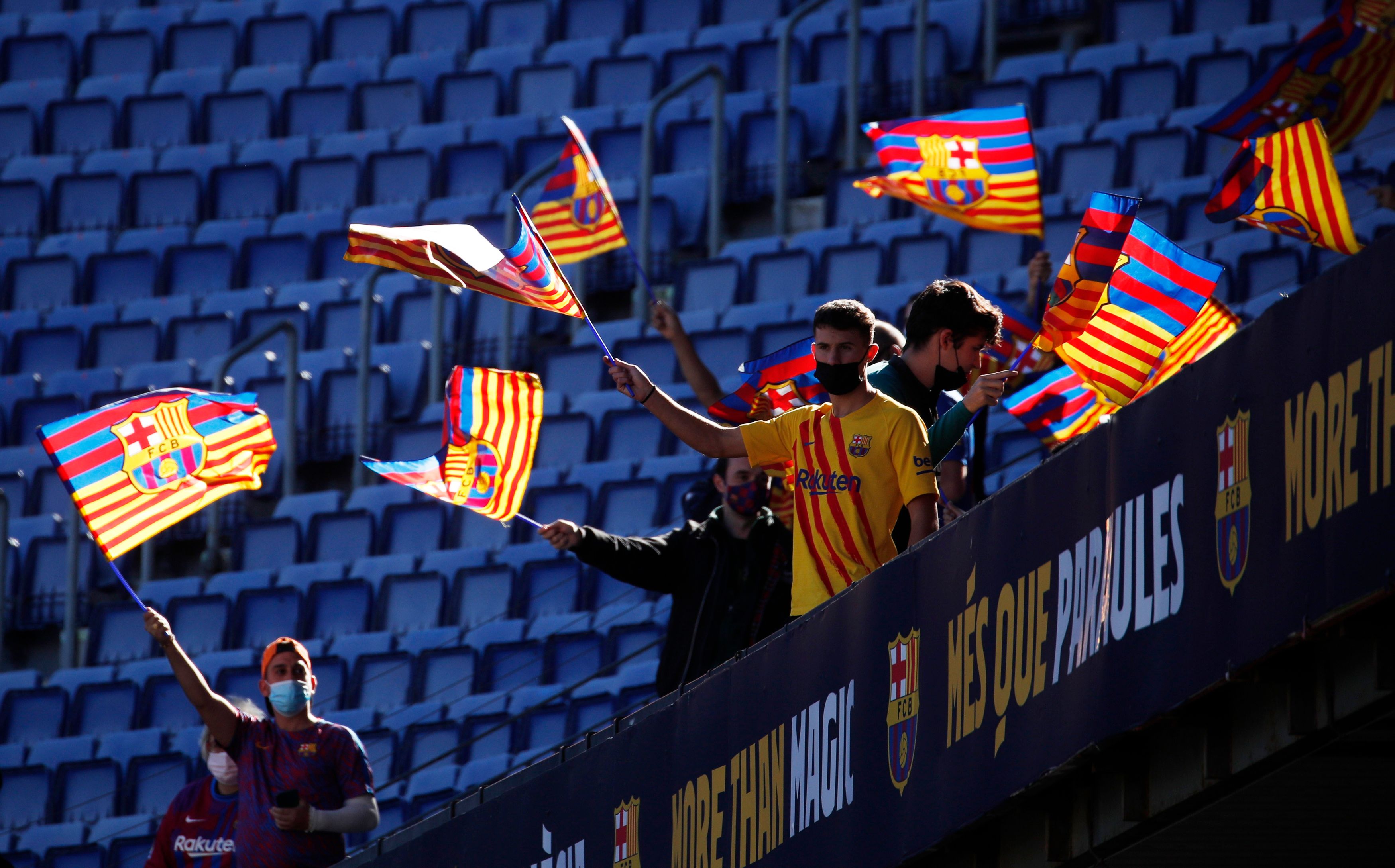 Barcelona, büyük beklentilerle getirilen Xavi Hernandez'i tanıttı