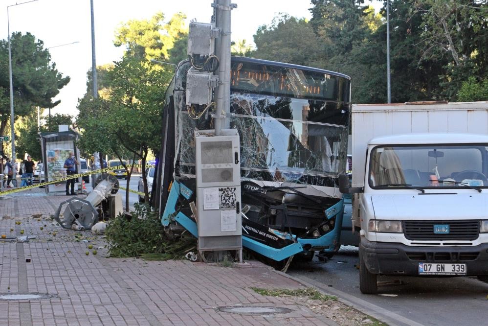 Freni tutmayan halk otobüsü otomobillere çarptı