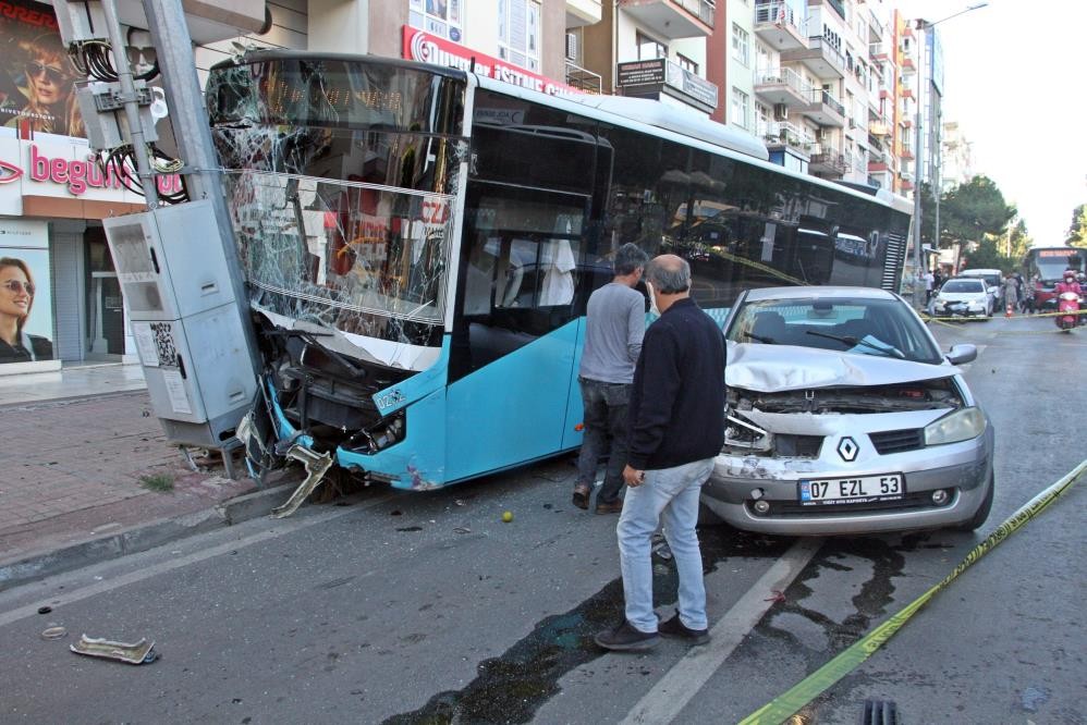 Freni tutmayan halk otobüsü otomobillere çarptı