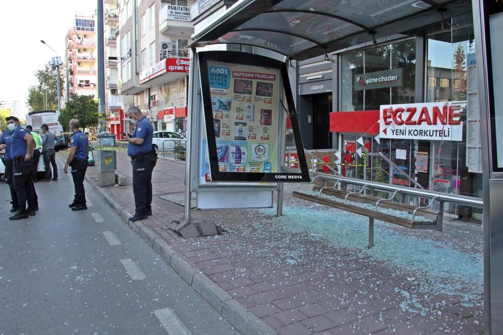 Freni tutmayan halk otobüsü otomobillere çarptı