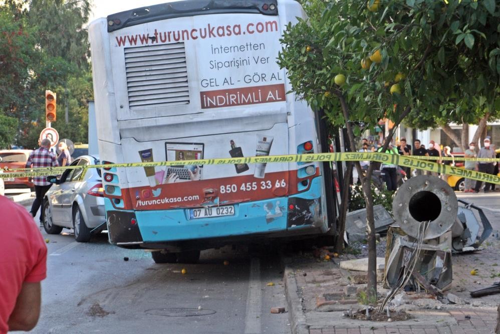 Freni tutmayan halk otobüsü otomobillere çarptı