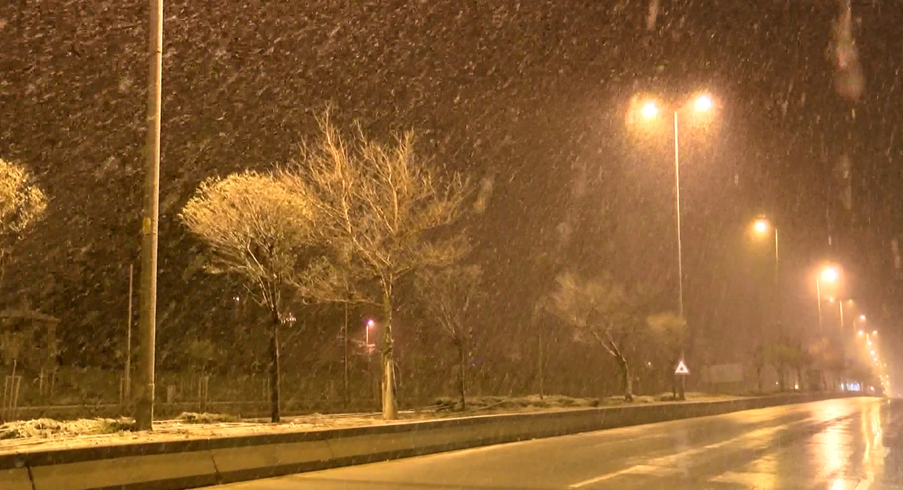 Ankara'ya mevsimin ilk karı yağdı