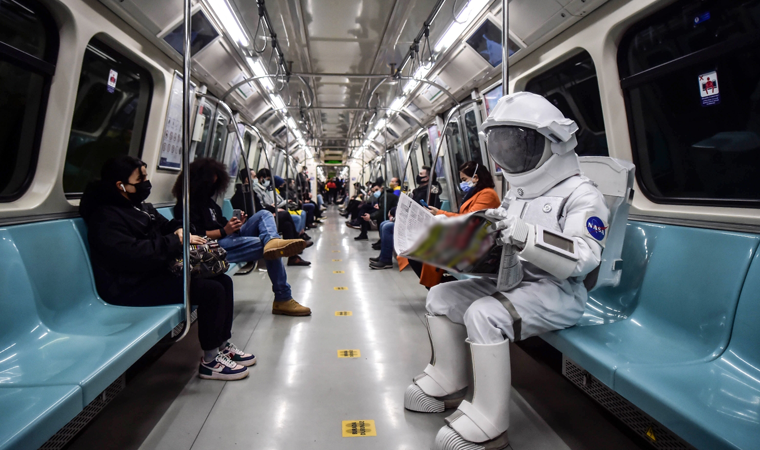 Astronot kıyafetiyle İstanbul metrosu turu