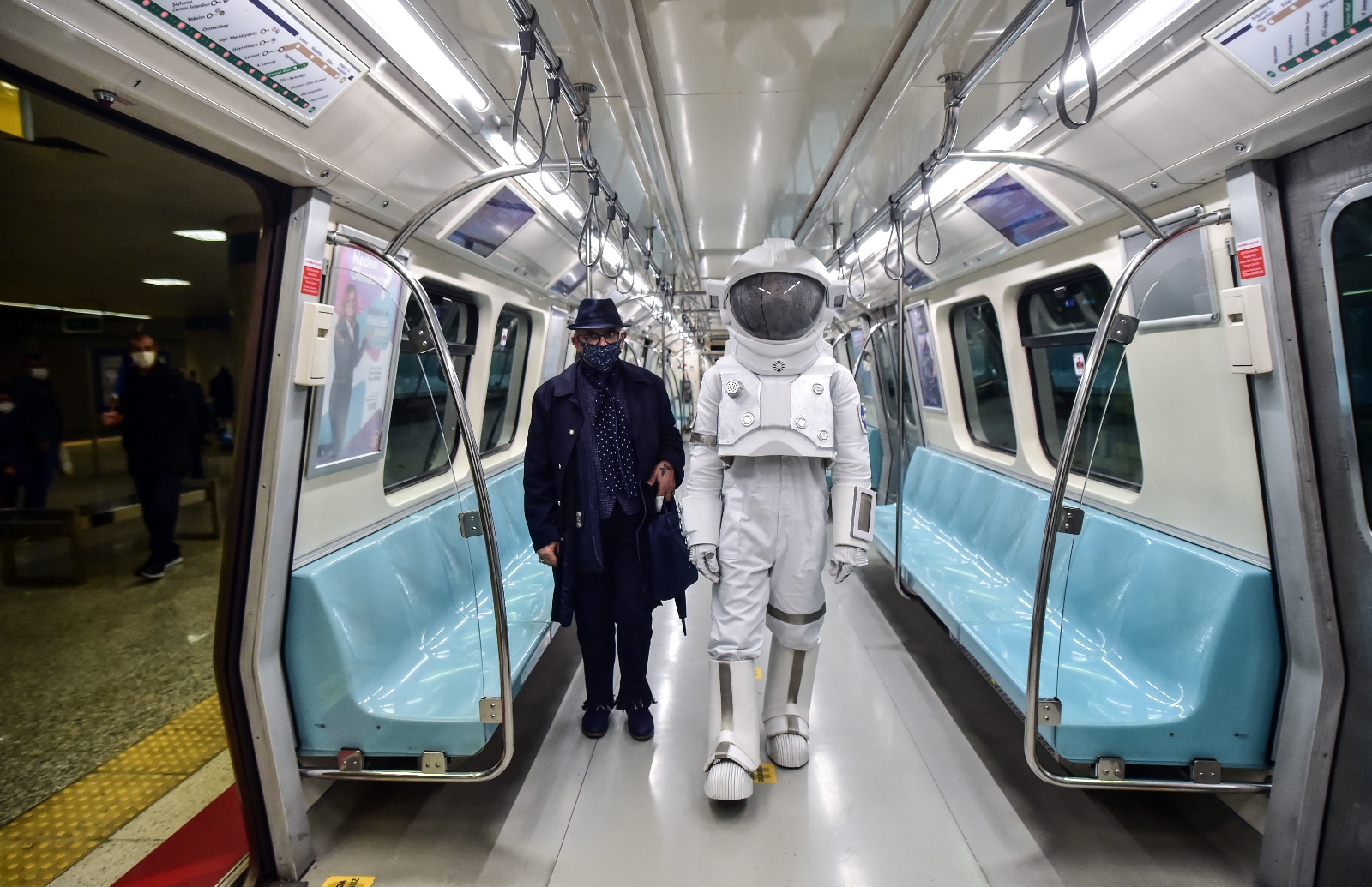 Astronot kıyafetiyle İstanbul metrosu turu