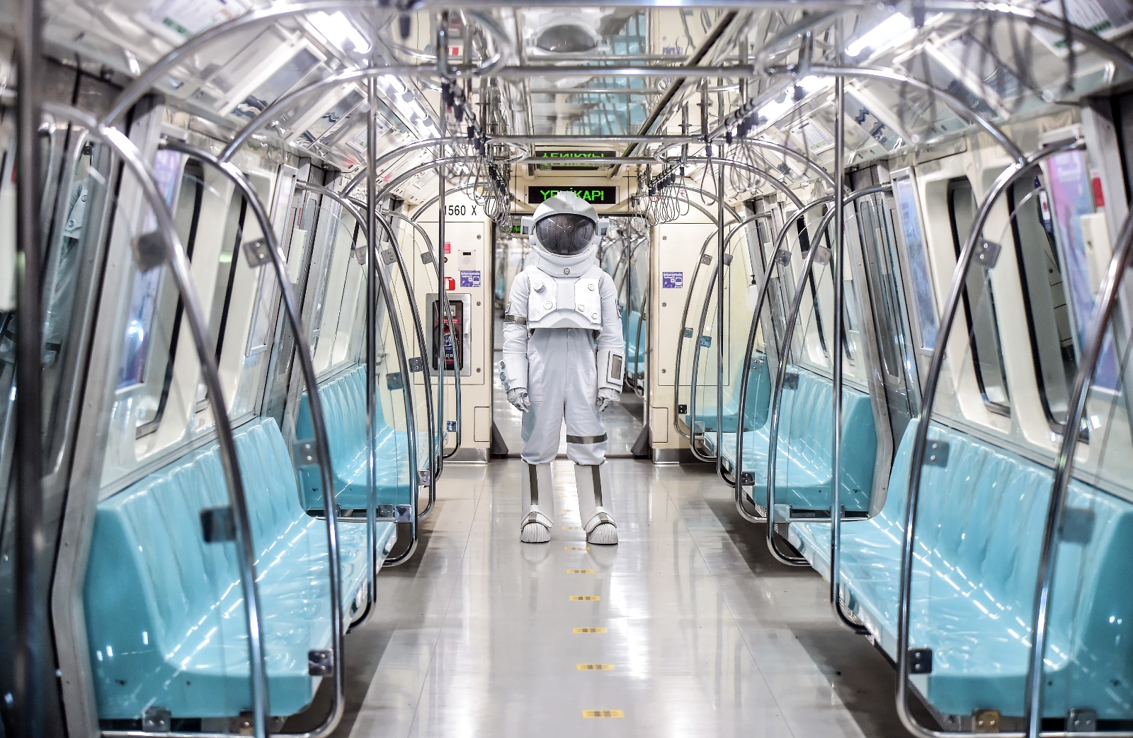 Astronot kıyafetiyle İstanbul metrosu turu