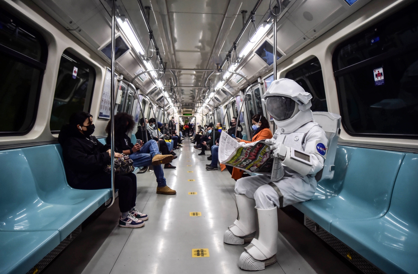 Astronot kıyafetiyle İstanbul metrosu turu