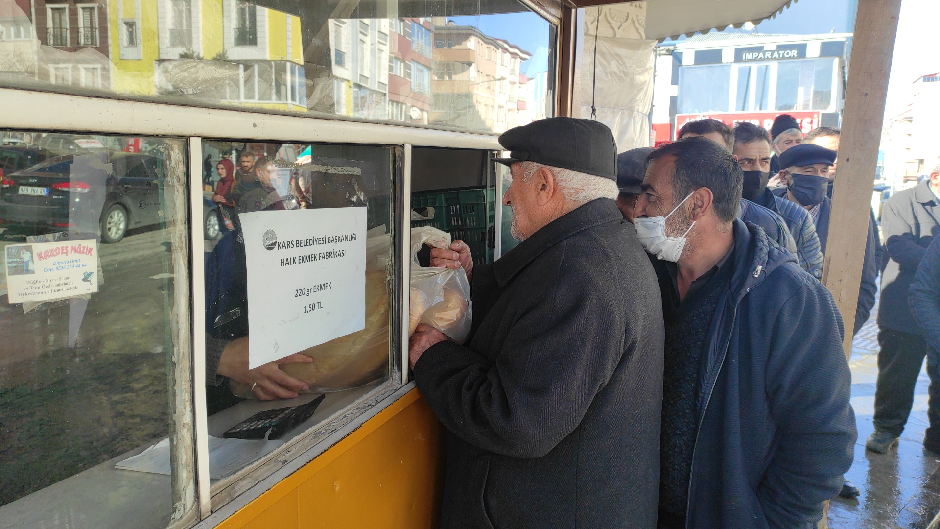 Zamlar 'Halk Ekmek'e akın ettirdi: Yarım saatte 10 bin ekmek satıldı