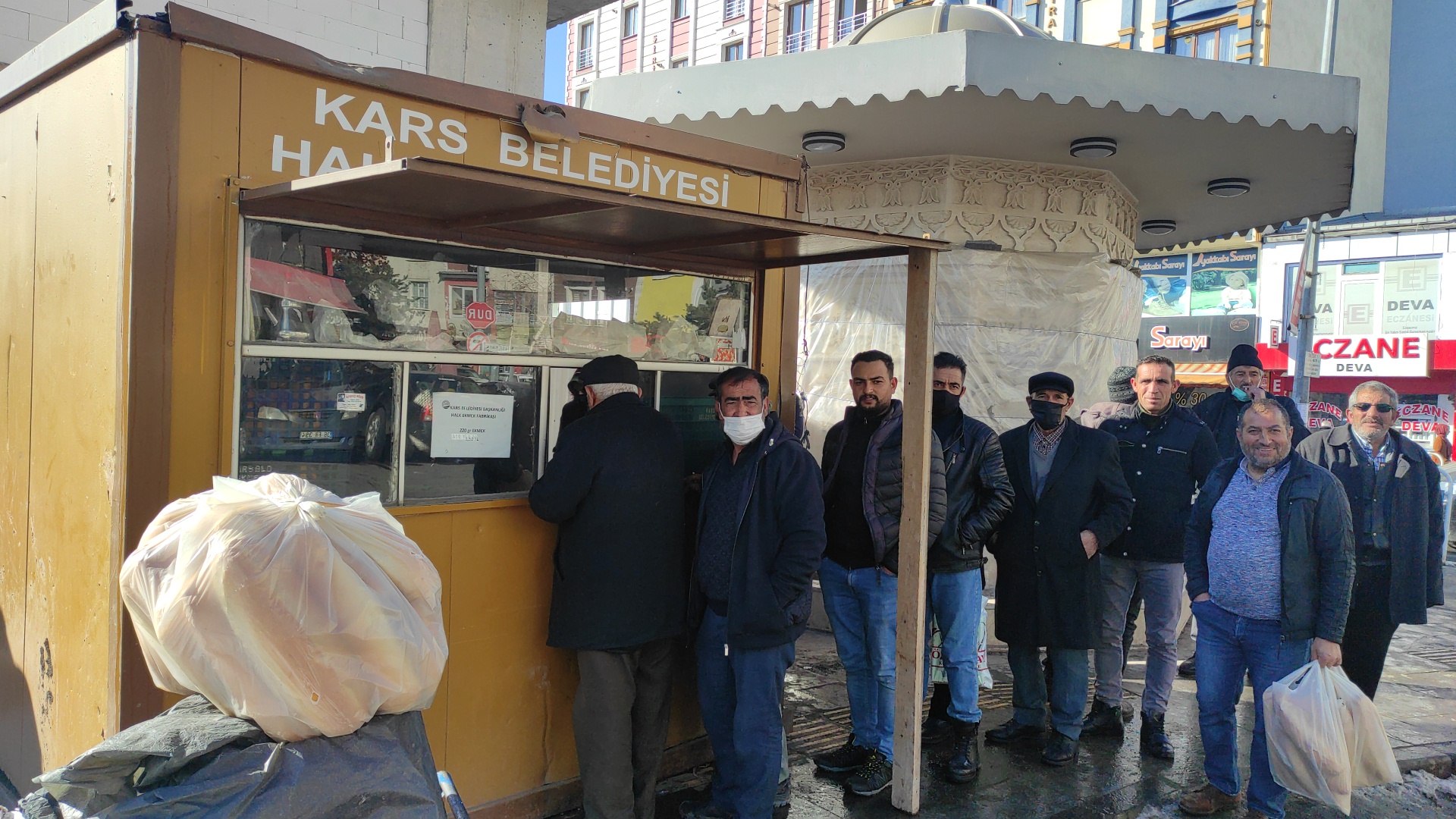 Zamlar 'Halk Ekmek'e akın ettirdi: Yarım saatte 10 bin ekmek satıldı