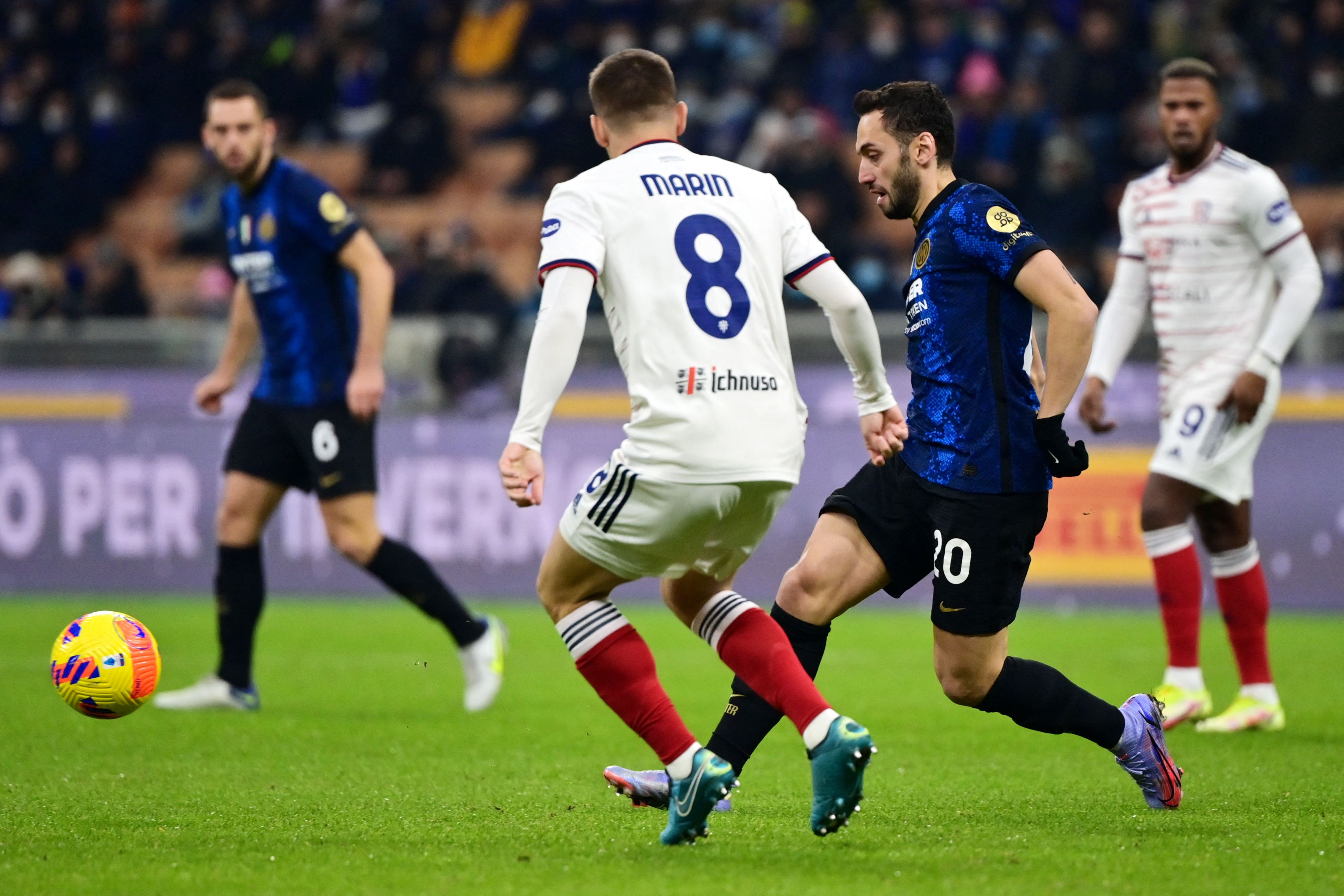 Hakan Çalhanoğlu'nun gol attığı maçta Inter farklı kazandı