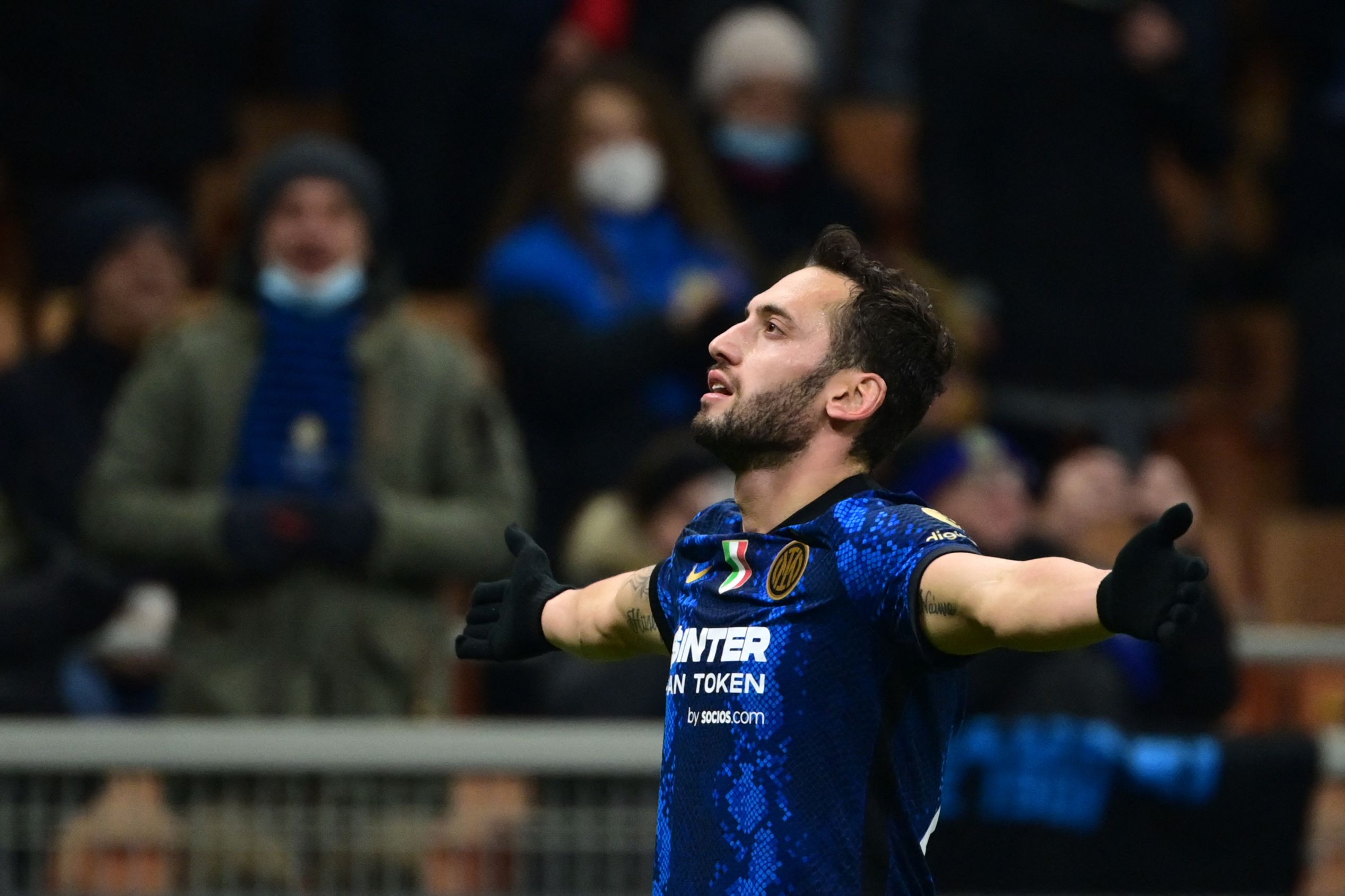 Hakan Çalhanoğlu'nun gol attığı maçta Inter farklı kazandı