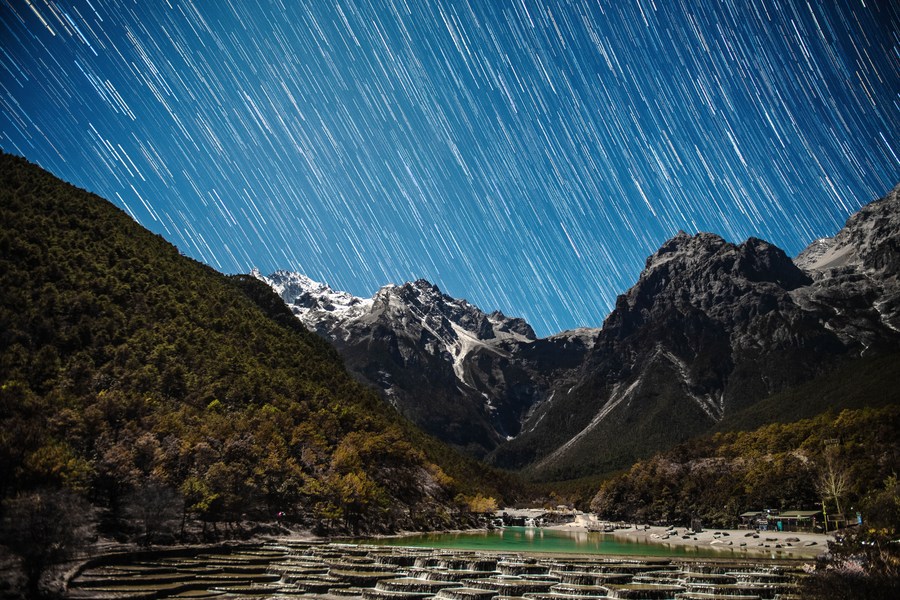 Geminid meteor yağmuru izleyenleri büyülüyor