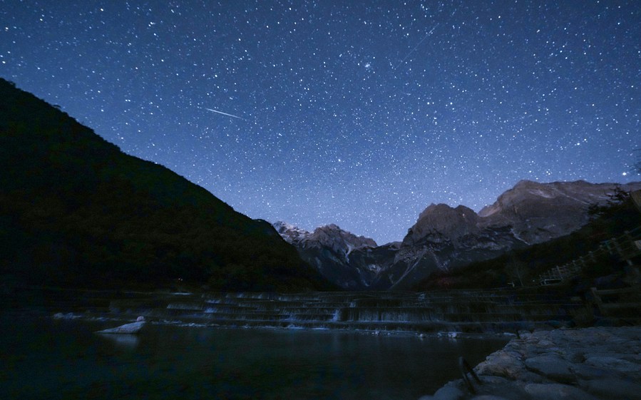 Geminid meteor yağmuru izleyenleri büyülüyor