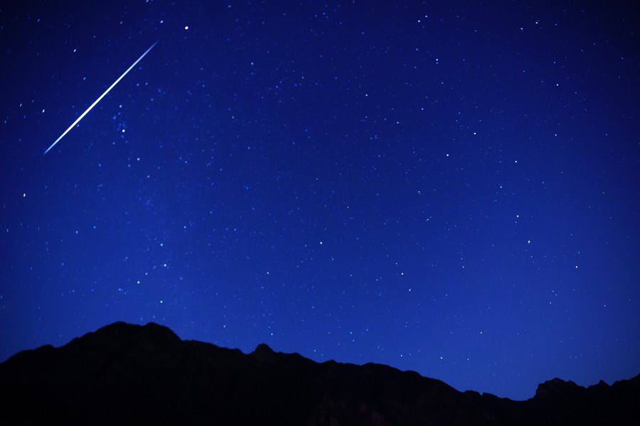 Geminid meteor yağmuru izleyenleri büyülüyor