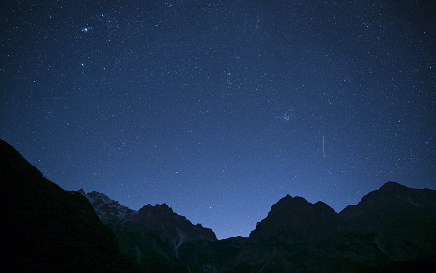 Geminid meteor yağmuru izleyenleri büyülüyor