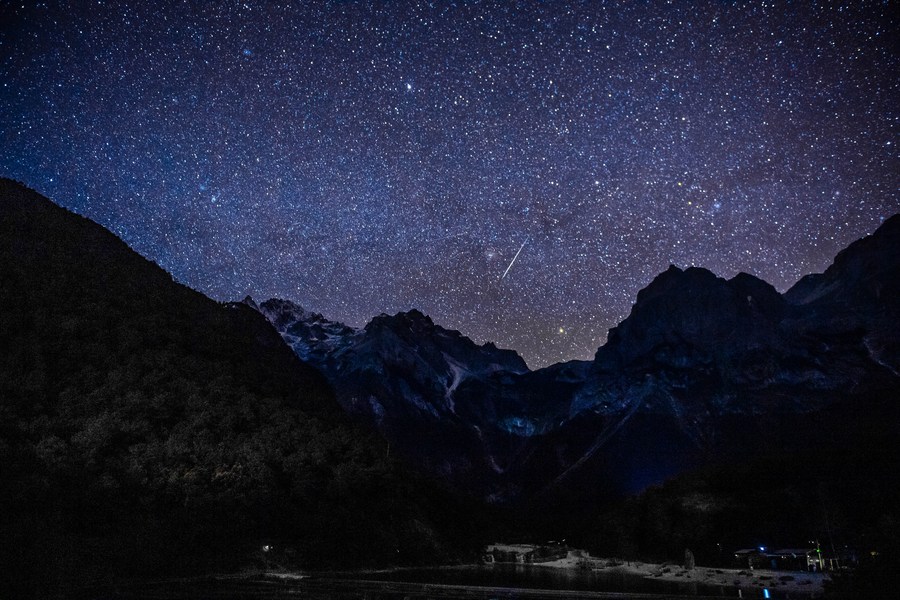 Geminid meteor yağmuru izleyenleri büyülüyor