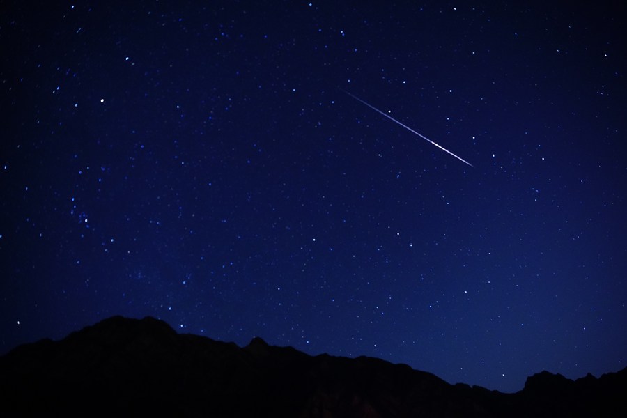 Geminid meteor yağmuru izleyenleri büyülüyor