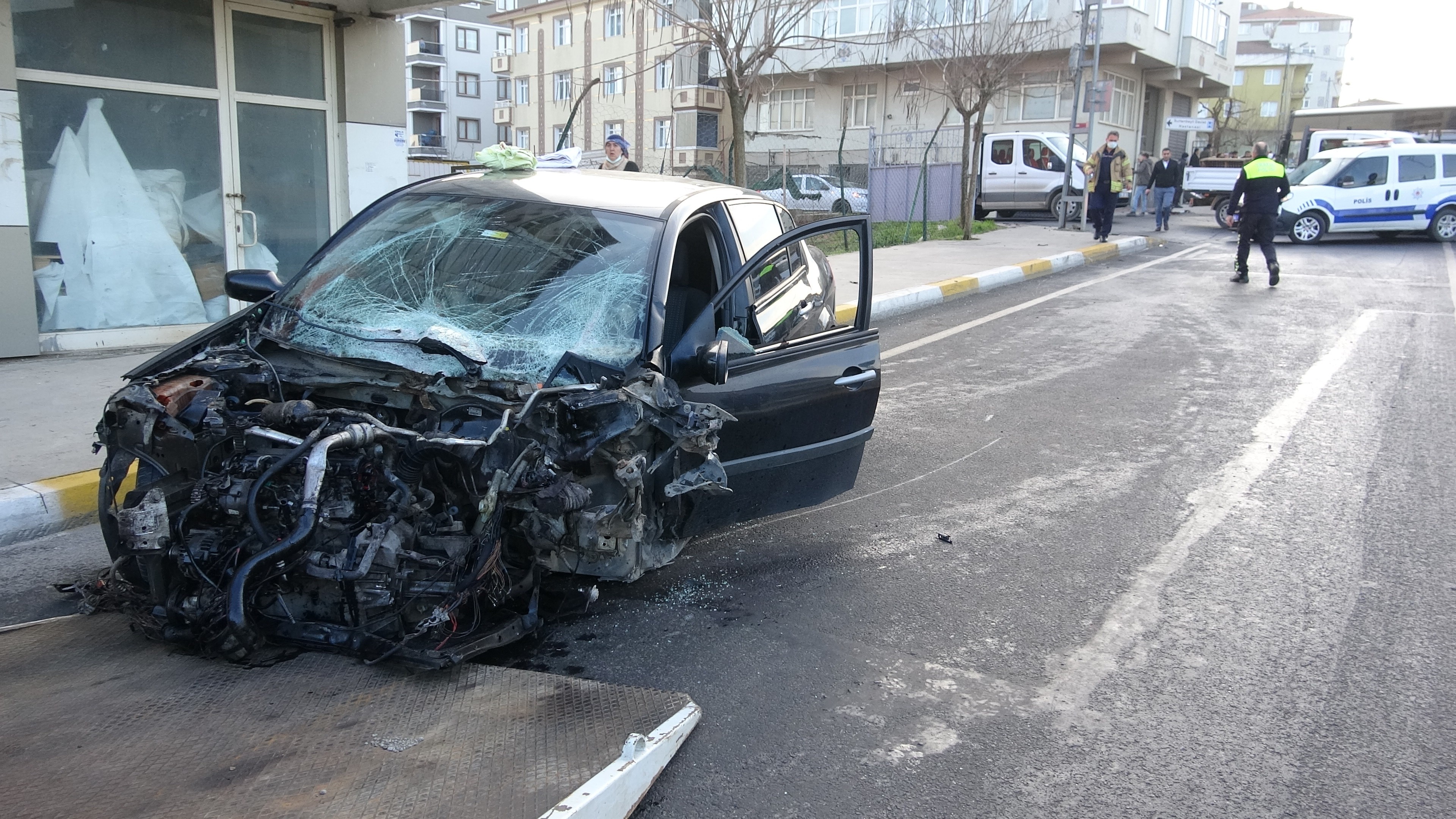 İstanbul'da korkutan kaza: Kafa kafaya çarpıştılar