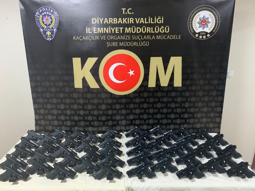 Diyarbakır'da 2 otomobilde 50 tabanca ele geçirildi: 6 gözaltı