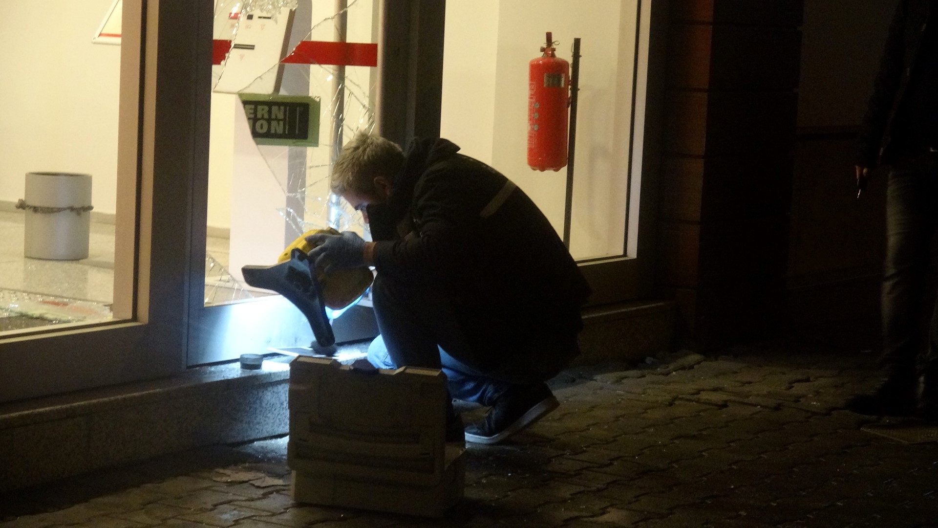 İzmir'de taşla camını kırdığı bankaya girip 4 tablet çaldı