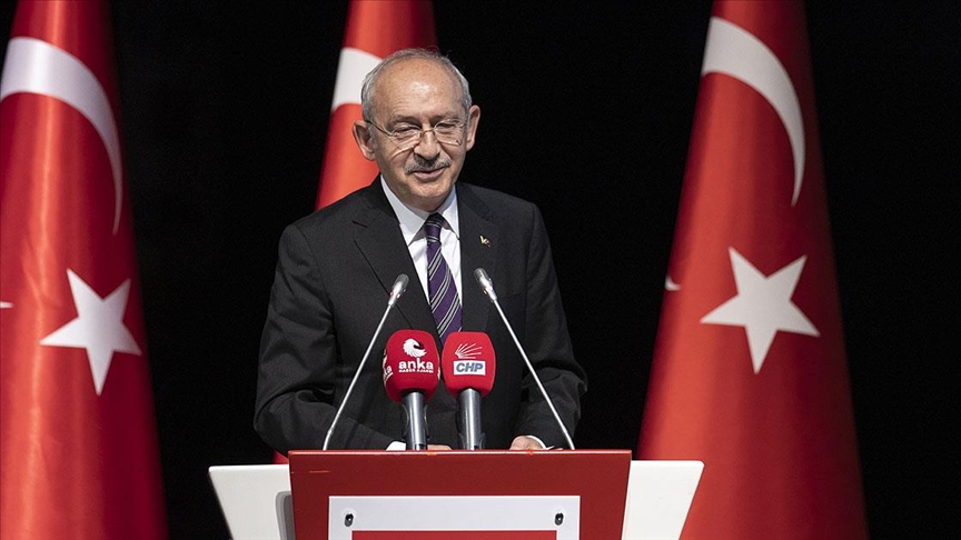 <p><strong>KILIÇDAROĞLU, İKİNCİ TURDA YÜZDE 9.4 FARK ATIYOR</strong></p><p>Cumhurbaşkanlığı seçiminin ilk turunda, Cumhur İttifakı'nın Tayyip Erdoğan'ı, HDP'nin Selahattin Demirtaş'ı, Millet İttifakı'nın ise Kemal Kılıçdaroğlu'nu aday göstermesi durumunda, seçmenlerin yüzde 35.3'ü Erdoğan'ı, yüzde 33.1'i Kılıçdaroğlu'nu, yüzde 12.8'i Demirtaş'ı destekleyeceğini belirtti.</p>