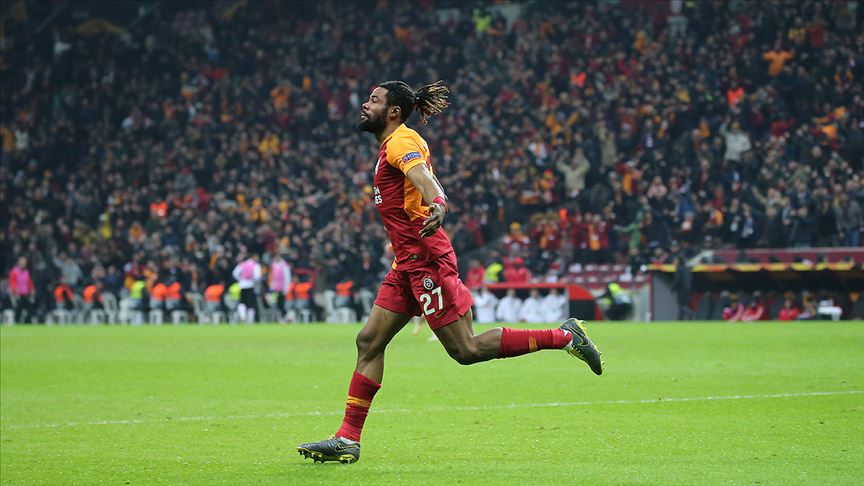 Galatasaraylı Christian Luyindama'dan taraftara sert çıkış