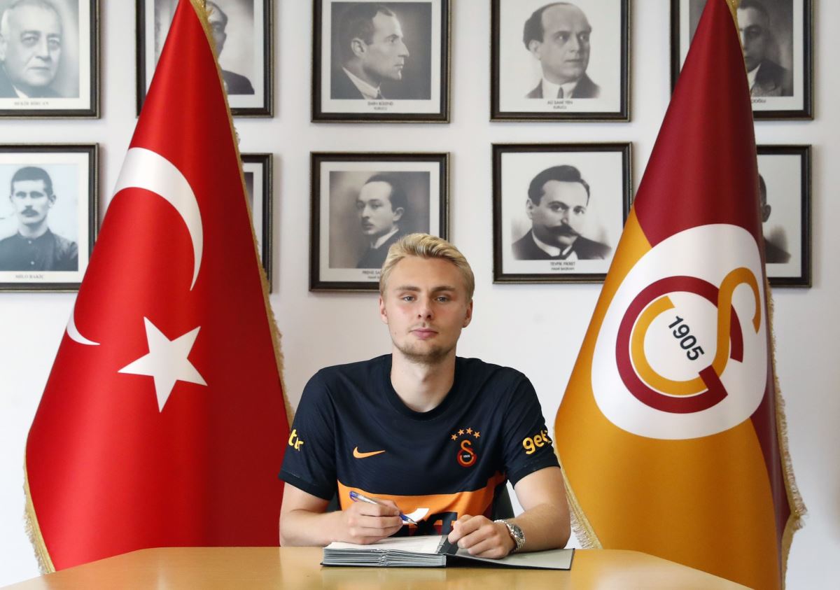 Galatasaraylı Christian Luyindama'dan taraftara sert çıkış