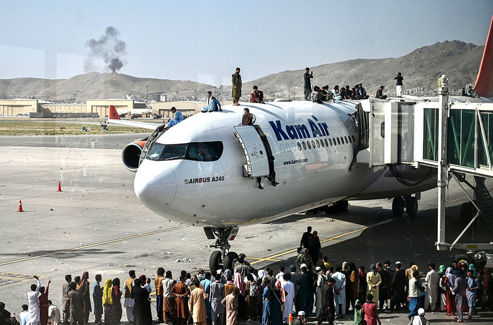 Fotoğraflarla: Taliban'ın kontrolüne geçmesinden bir gün sonra Kabil'de yaşananlar