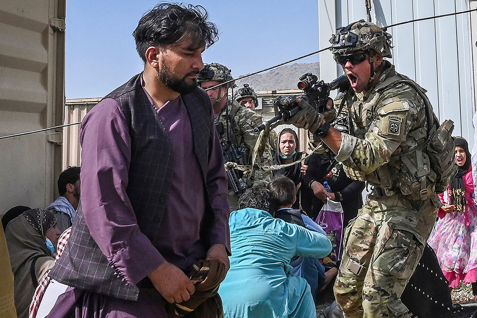 Fotoğraflarla: Taliban'ın kontrolüne geçmesinden bir gün sonra Kabil'de yaşananlar