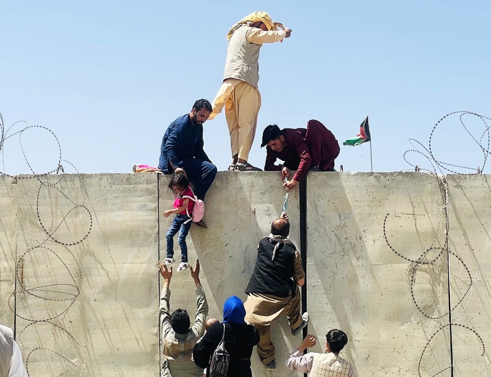 Fotoğraflarla: Taliban'ın kontrolüne geçmesinden bir gün sonra Kabil'de yaşananlar