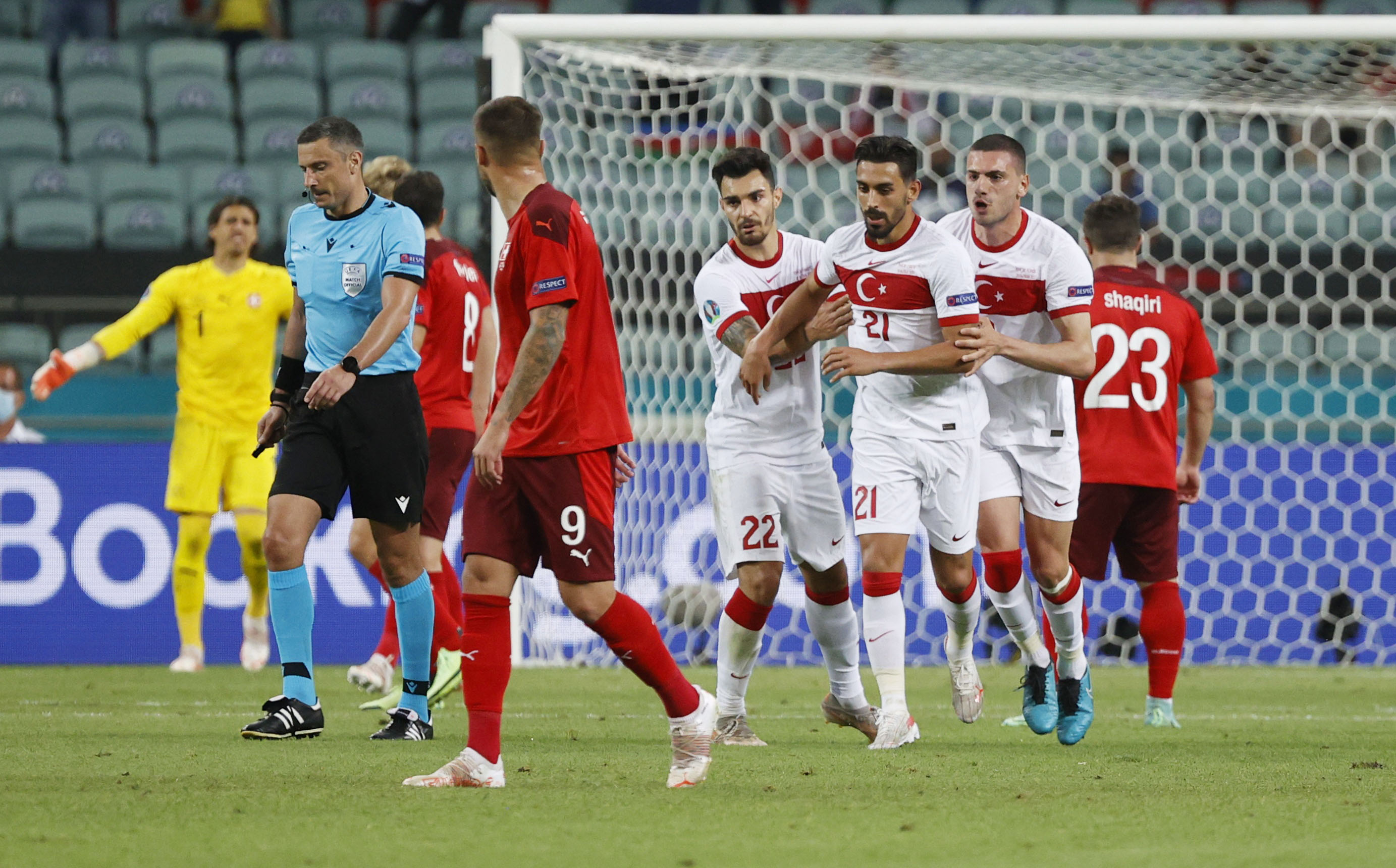 Beşiktaş, Kaan Ayhan'ı istedi