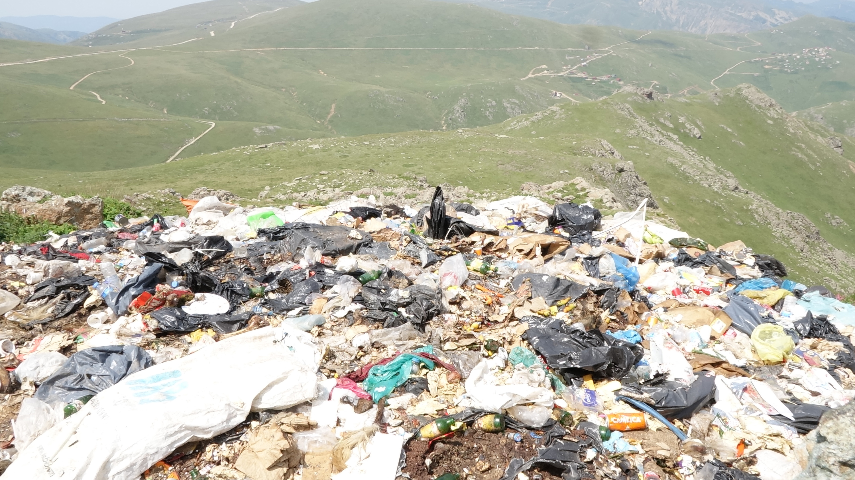 Gümüşhane'nin yeşil cenneti Taşköprü Yaylası çöplüğe döndü