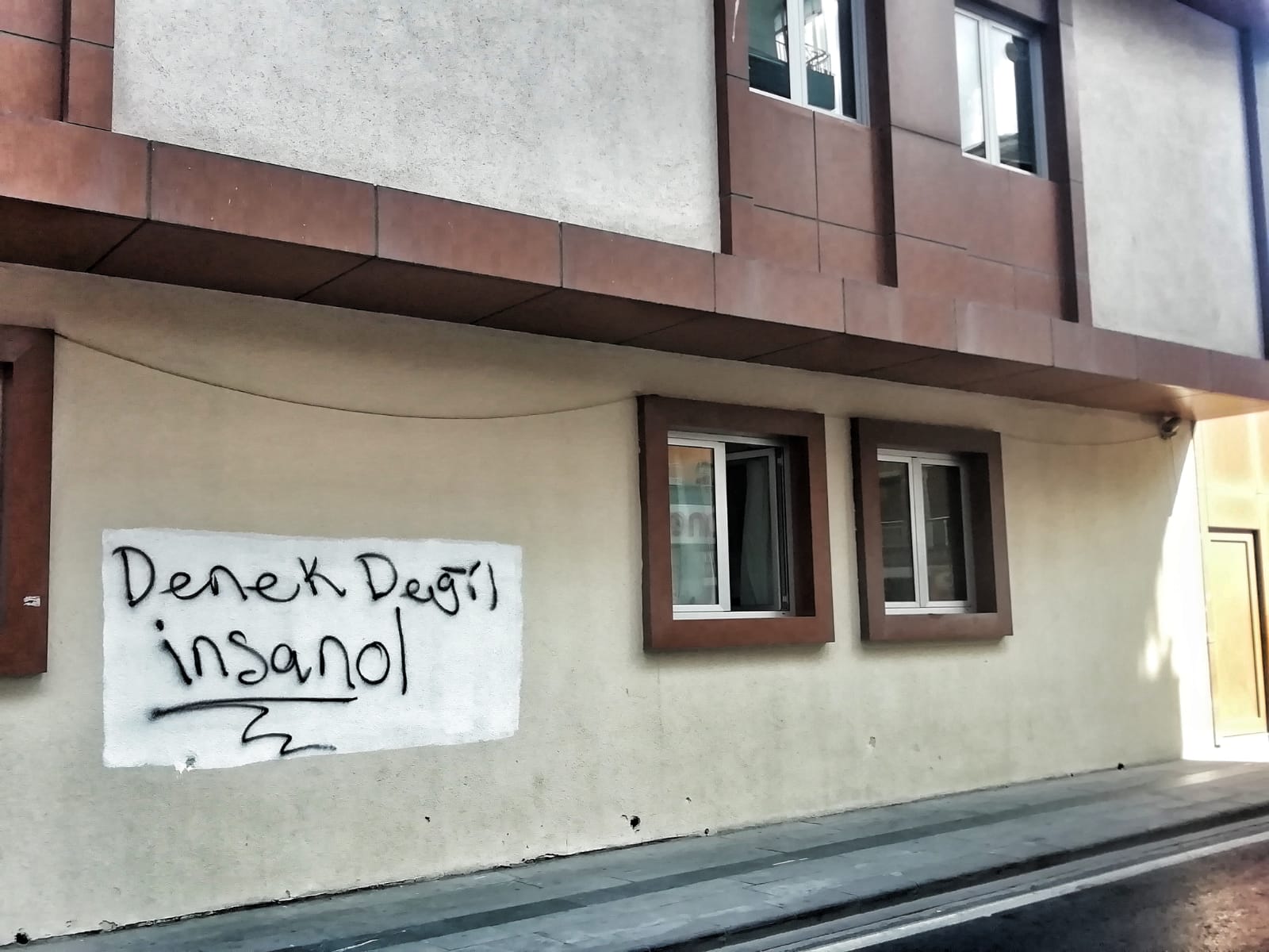 İstanbul'da kameralar önünde aşı karşıtlığı propagandası