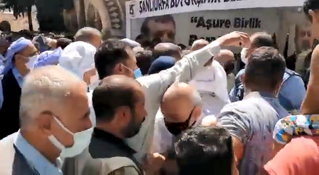 AKP'li Şanlıurfa Belediyesi'nin aşure dağıtımında izdiham