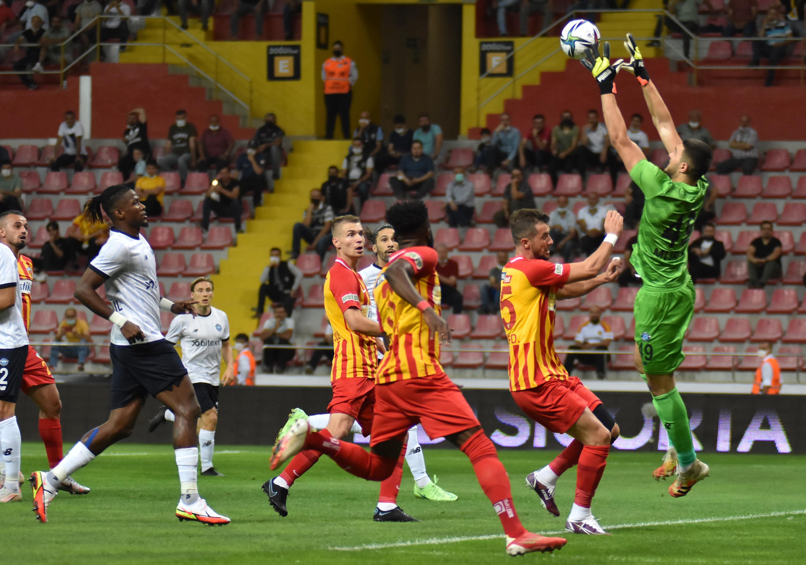 Kayserispor-Adana Demirspor maçında Belhanda ve Hikmet Karaman tartıştı