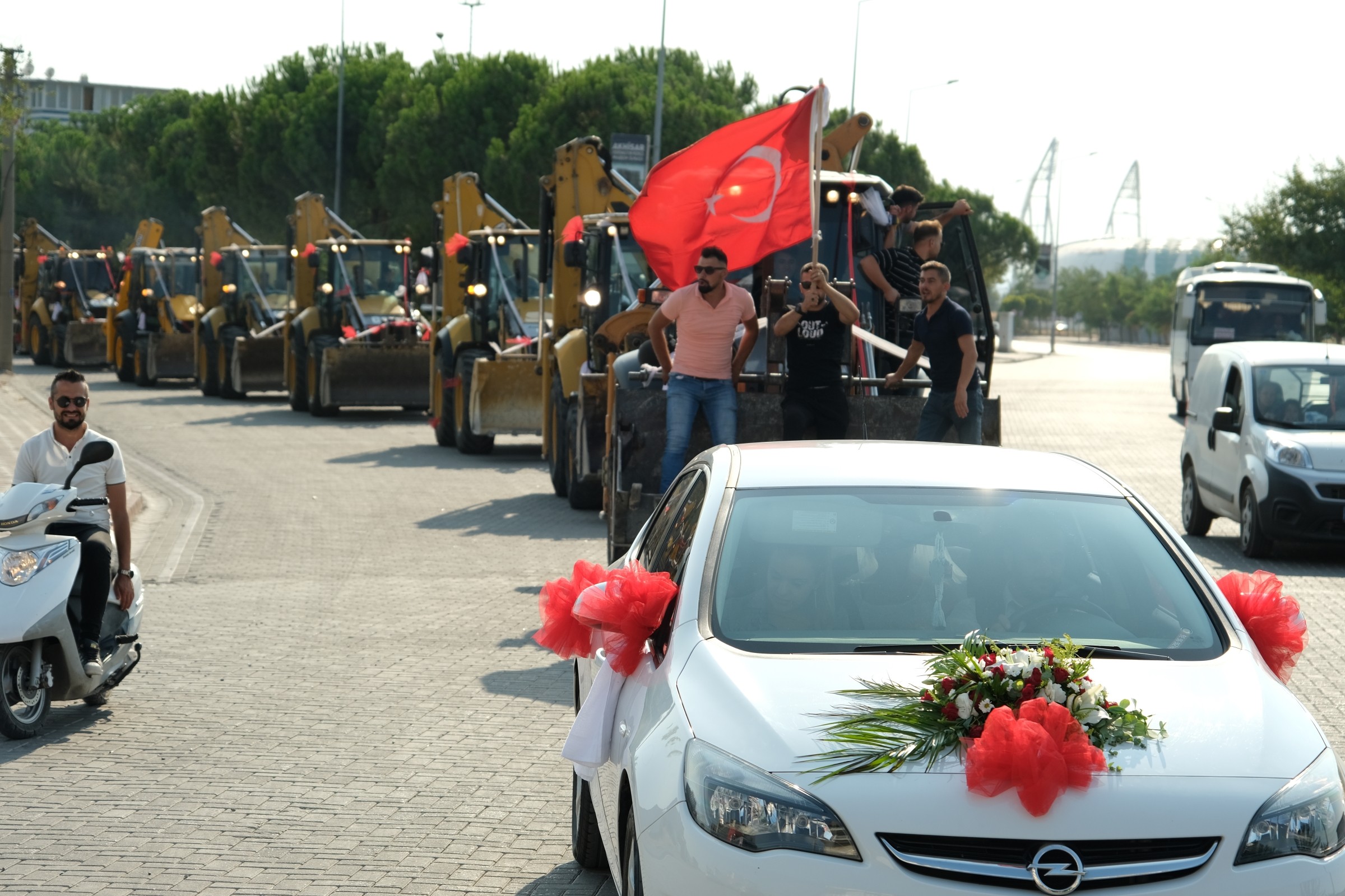 Manisa’da şaşkına çeviren düğün konvoyu