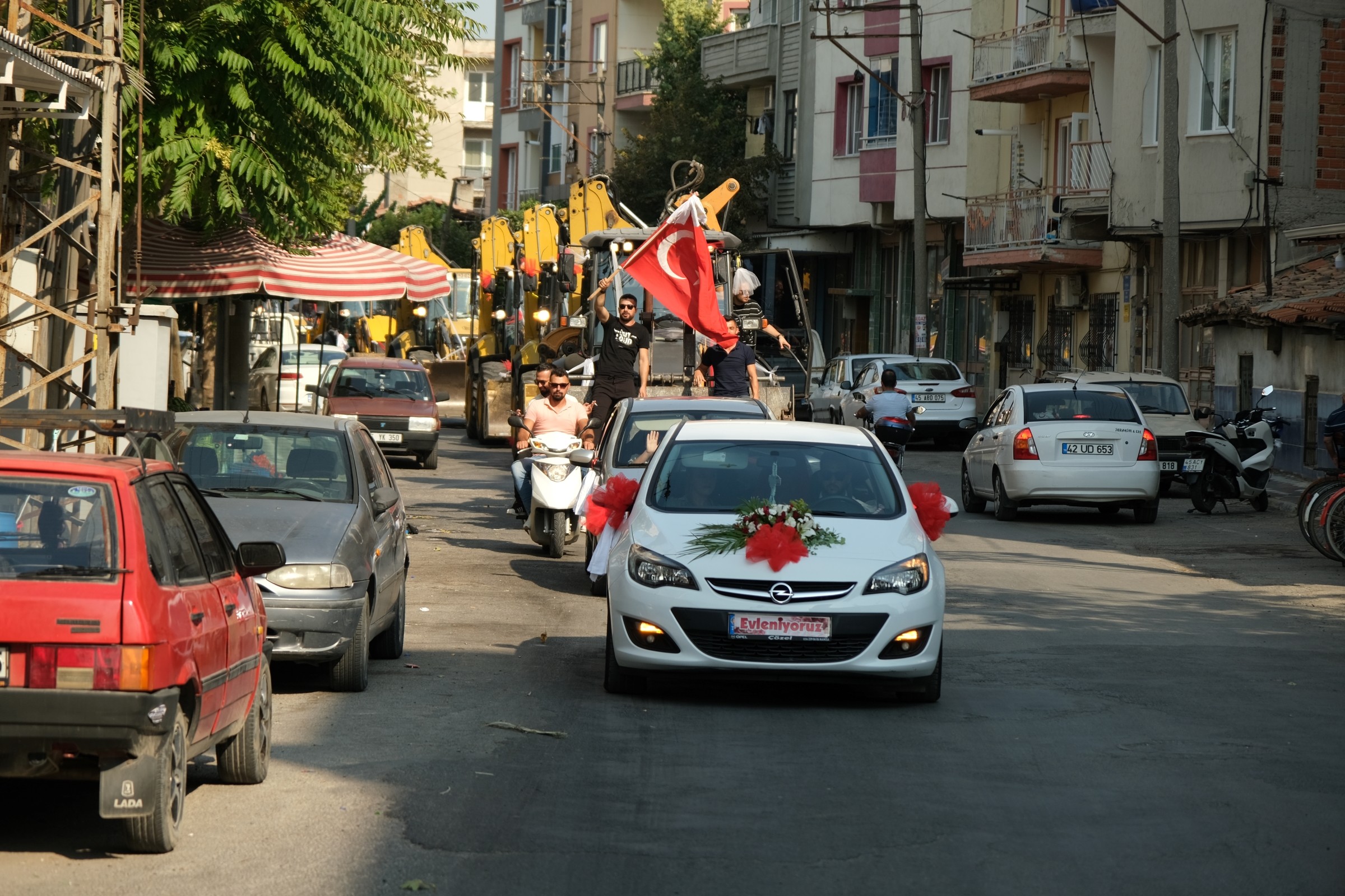 Manisa’da şaşkına çeviren düğün konvoyu