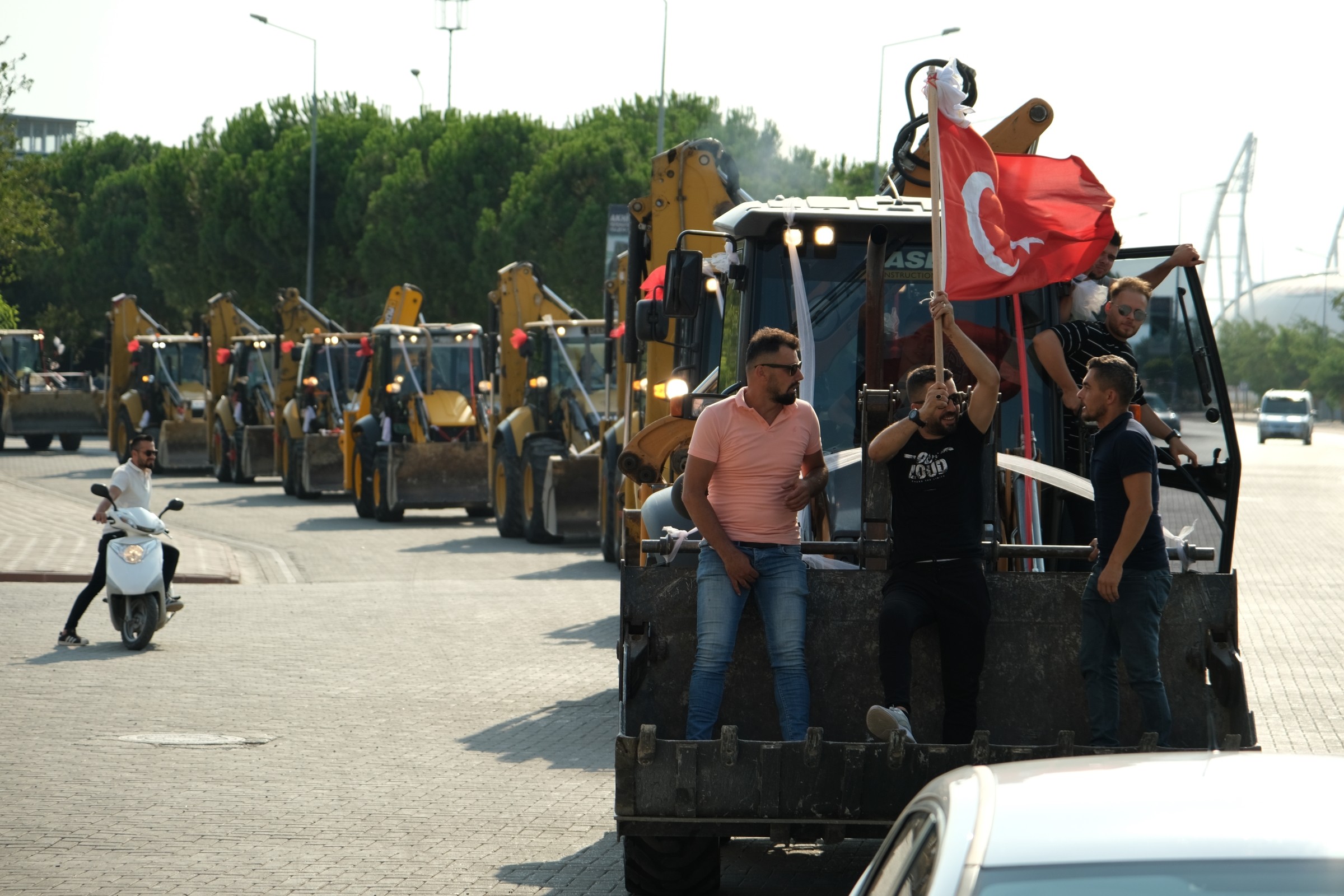 Manisa’da şaşkına çeviren düğün konvoyu